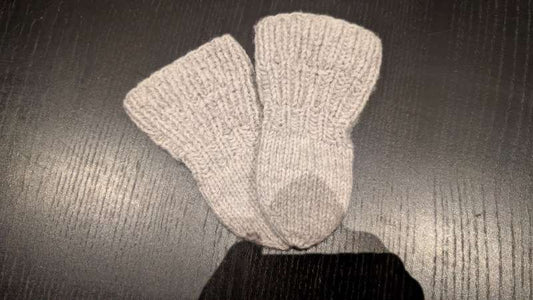 Prjónaðir vettlingar gráir