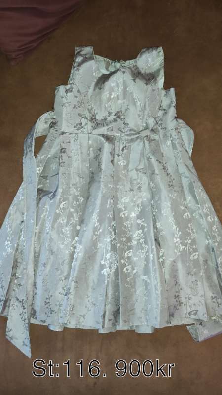 Kids upp grár kjóll