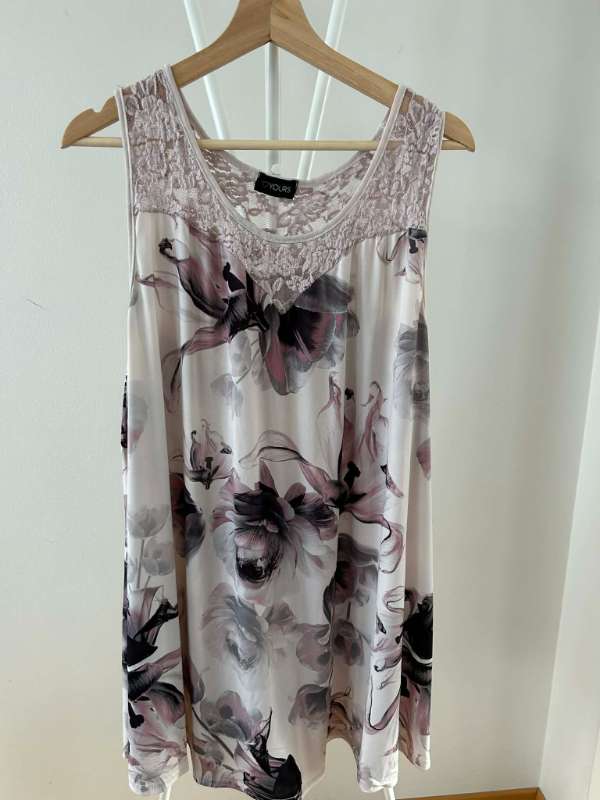 Kjóll rósóttur, ermalaus