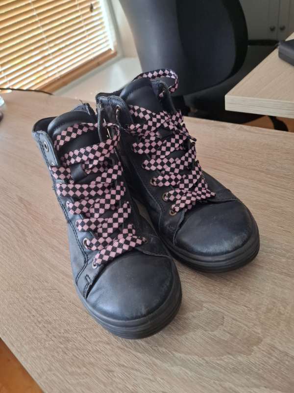 Svartir skór með bleikum reimum