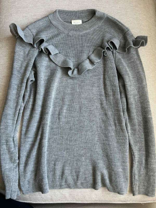 Vila peysa með pífum