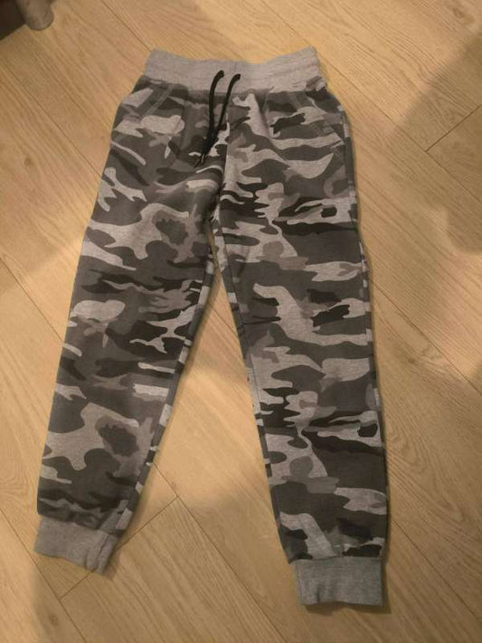 Buxur, gráar camo. Primark