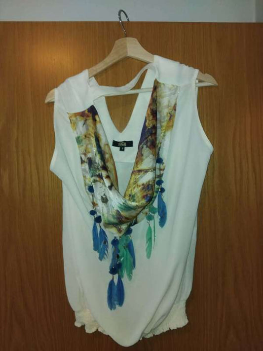 blússa með fjöðrum