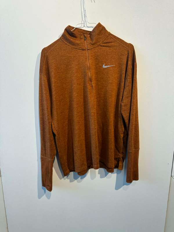 Brún hálfrennd Nike