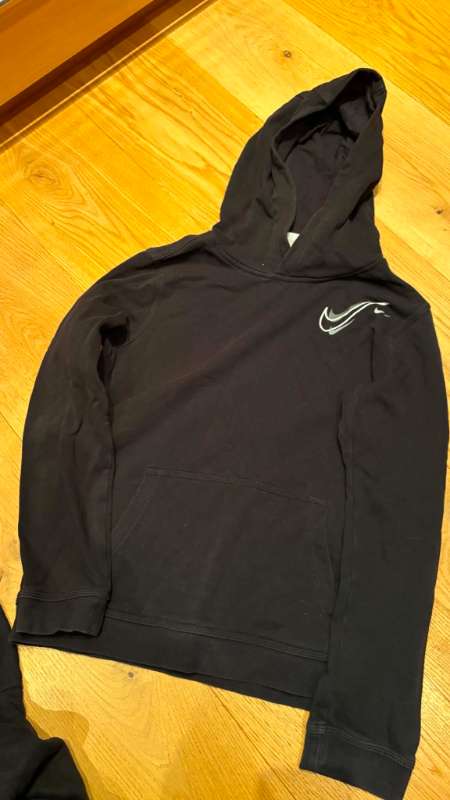 Nike svört hettupeysa