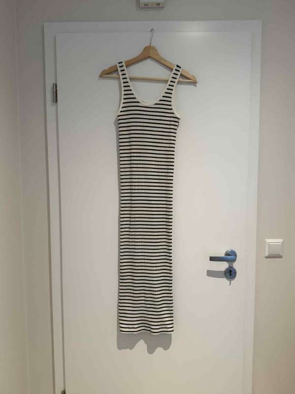 röndóttur kjoll - AMG