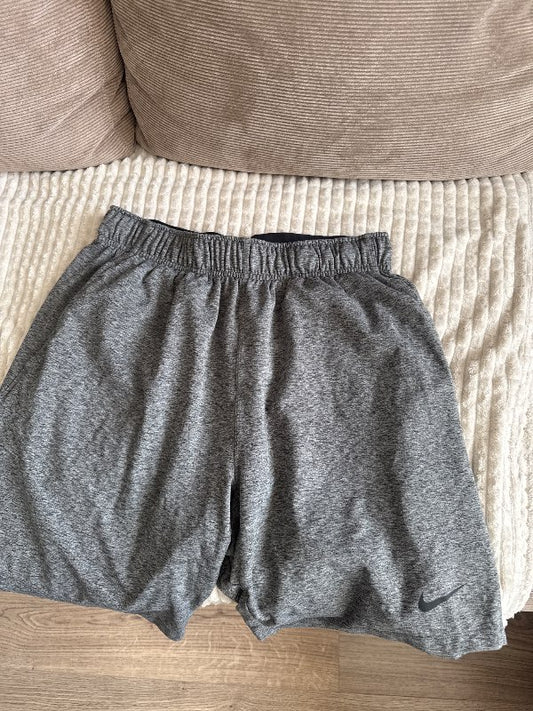Gráar nike stuttbuxur