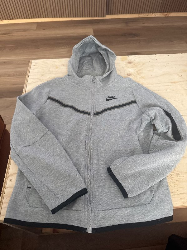 Grá nike peysa