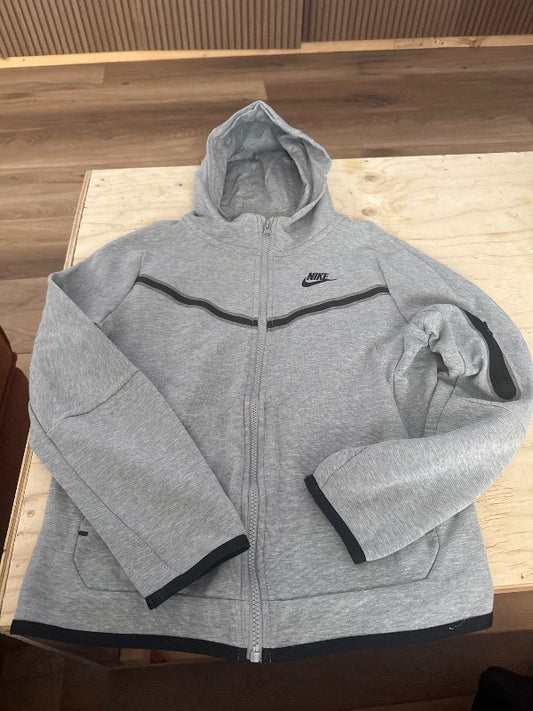 Grá nike peysa