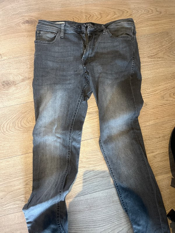 Gráar gallabuxur j&j