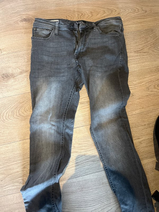 Gráar gallabuxur j&j