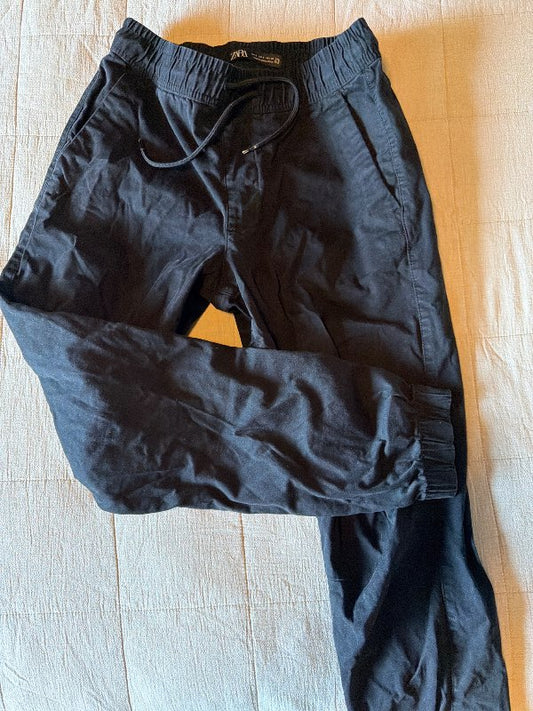 Svartar stroffbuxur