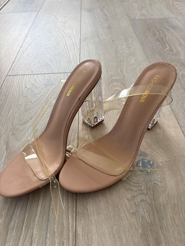 Beige glærir hælaskór fashion nova