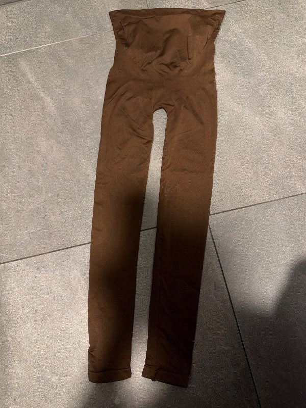 Brúnar meðgönguleggings PRETTYLITTLETHING O