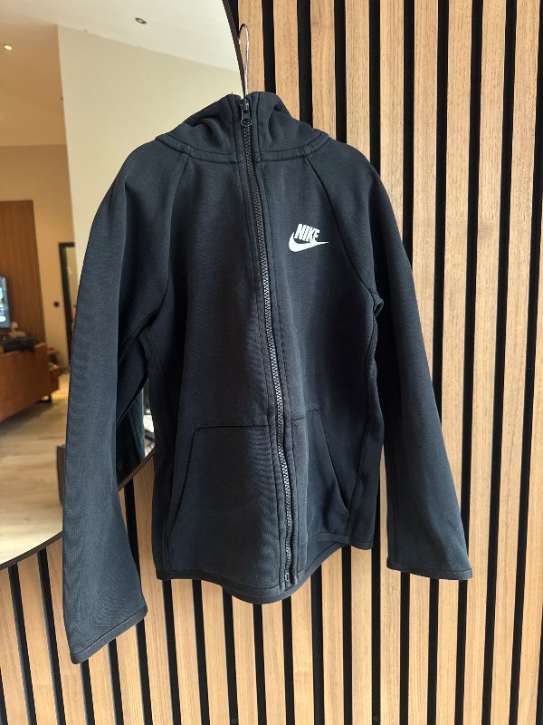 Nike Tech peysa svört