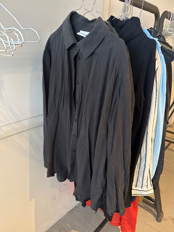 Weekday skyrta svört