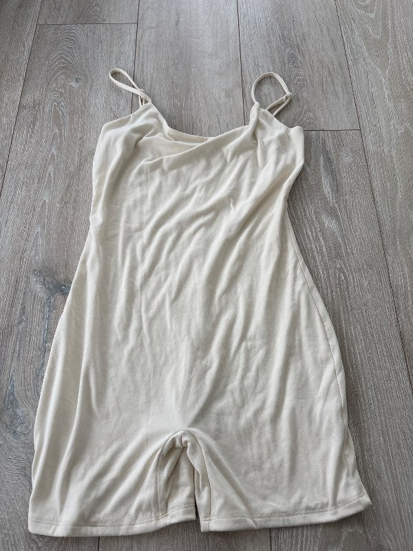 Beige samfestingur