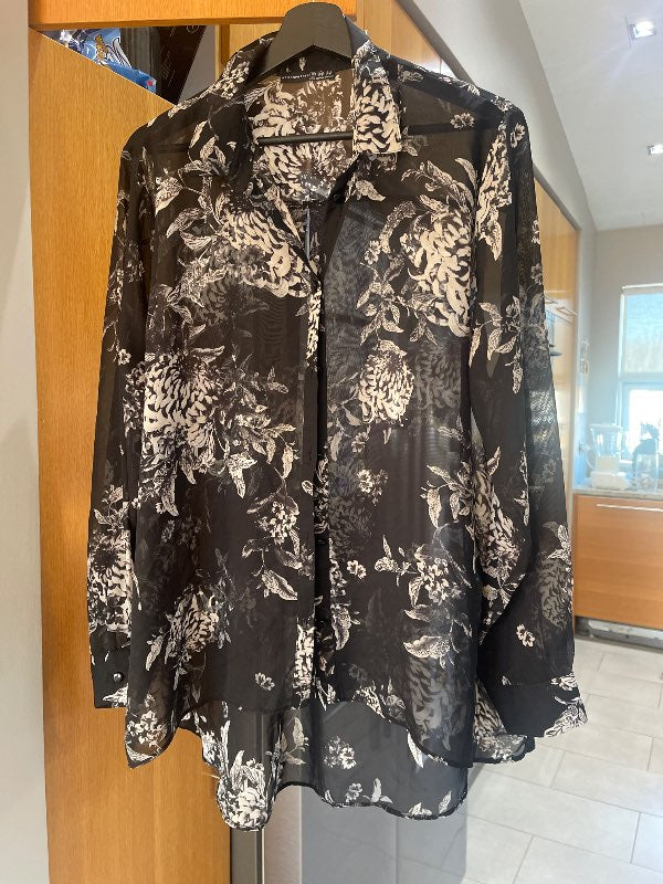 Svört gegnsæ með hvitum blomim skyrta