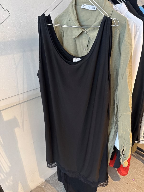 Svartur kjóll undirkjóll