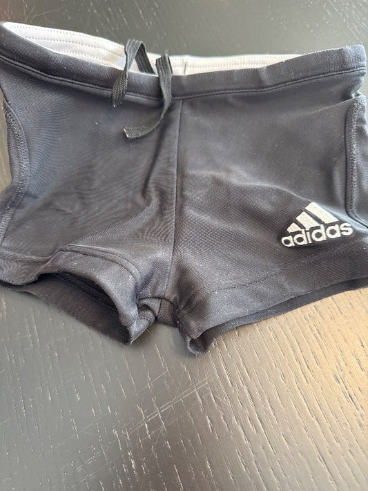 Adidas sundskýla