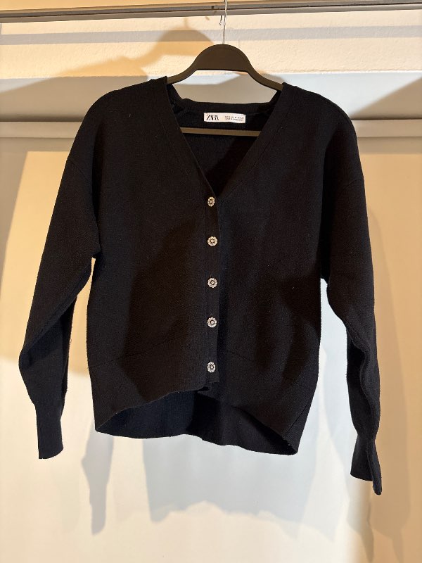 Zara Golla, svört.   Uk