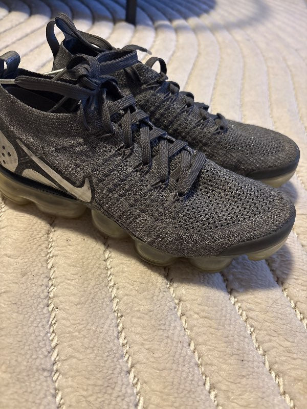 Nike strigaskór, gráir