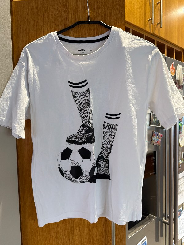 Hvítur bolur með fotbolta