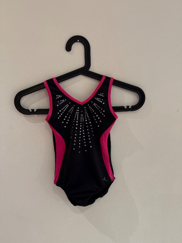 Bleikur og svartur fimmleikabolur