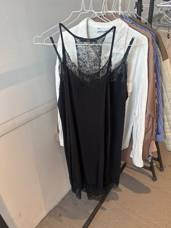 Svartur síður hlýrabolur