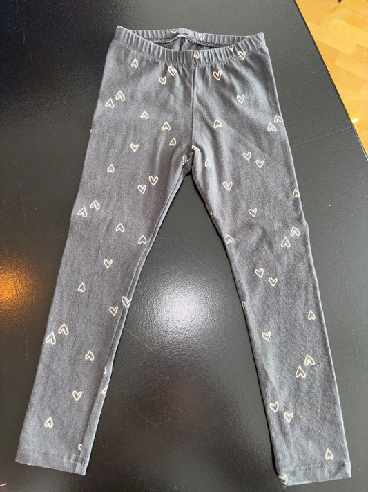 Buxur, dökkar hjörtu