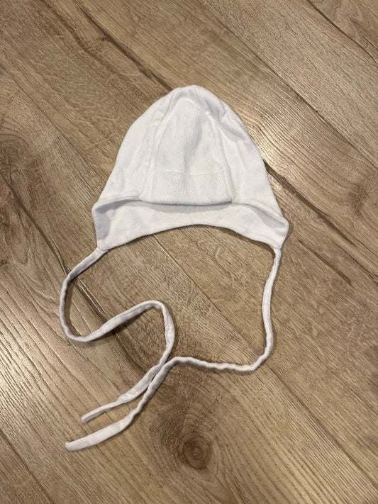 hvít ungbarnahúfa