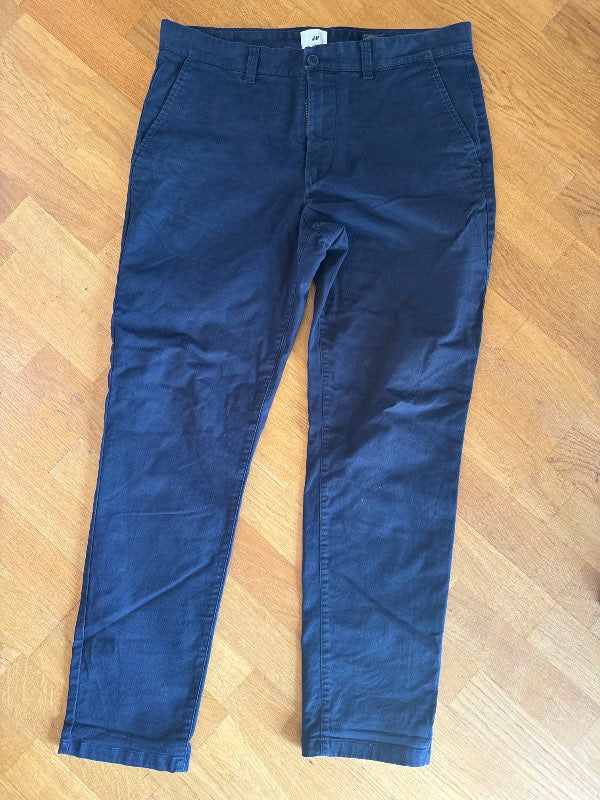 H&M slim fit dökkbláar buxur