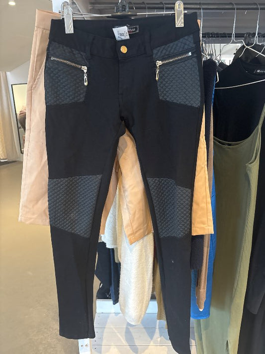Svartar buxur kvk
