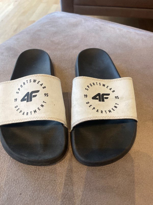 4F með hvítu inniskór