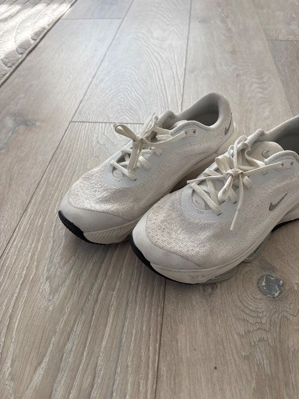 Hvítir Nike skór