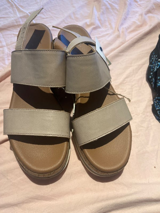 G.New look sandalar bleikir