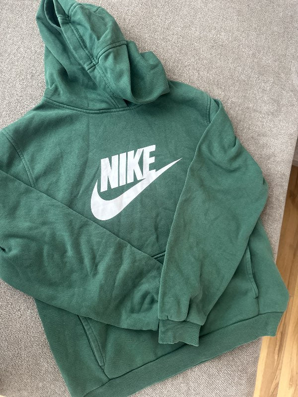 Nike hettupeysa