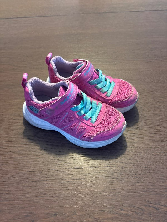 Bleikir ljósa Skechers skór