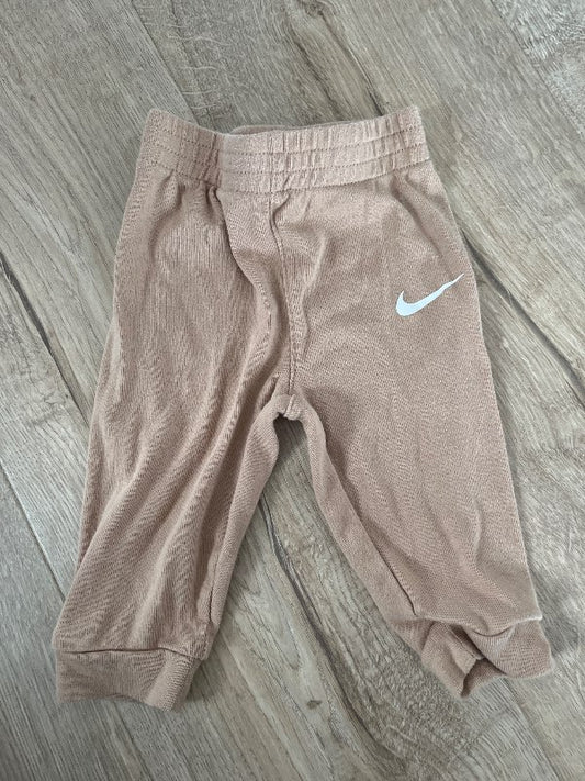 ljósbrúnar nike buxur