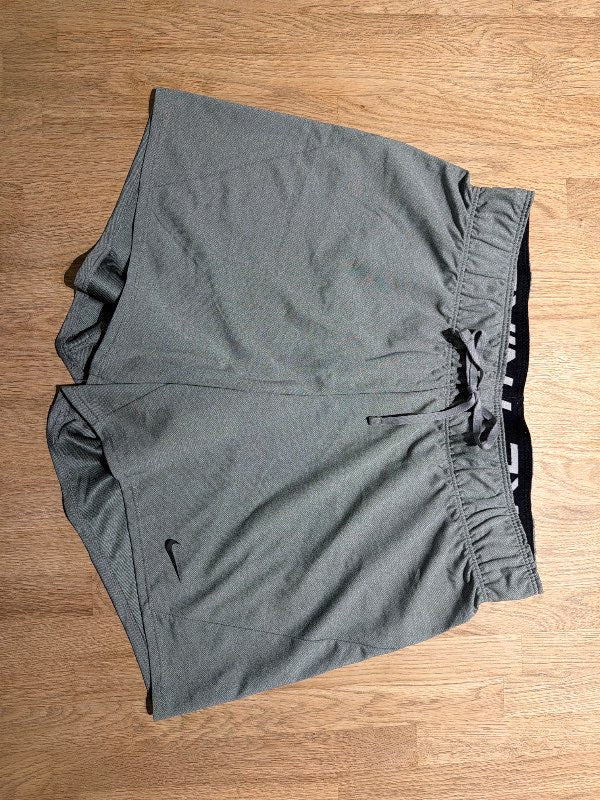 Nike íþróttastuttbuxur- Gráar