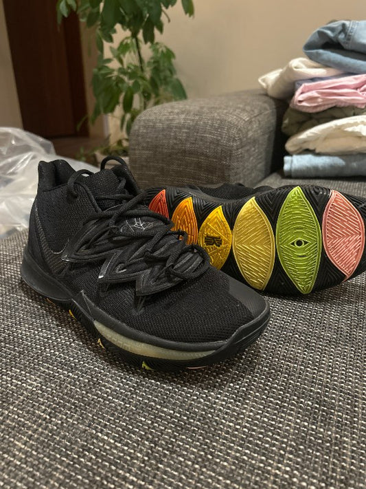 Kyrie rainbow körfubolta skór