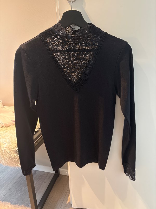 Bolur svartur með blúndu G