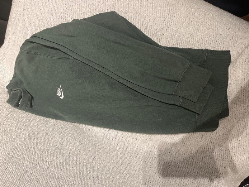 Græn nike peysa