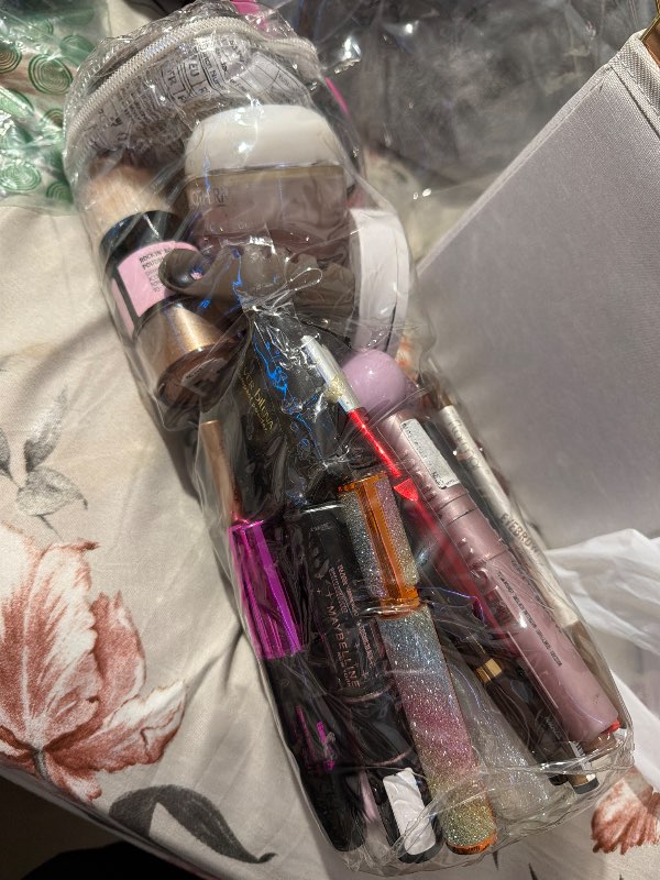 Makeup set.