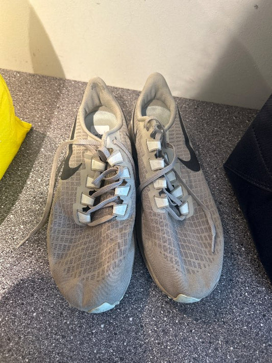 Hvítir Nike skór