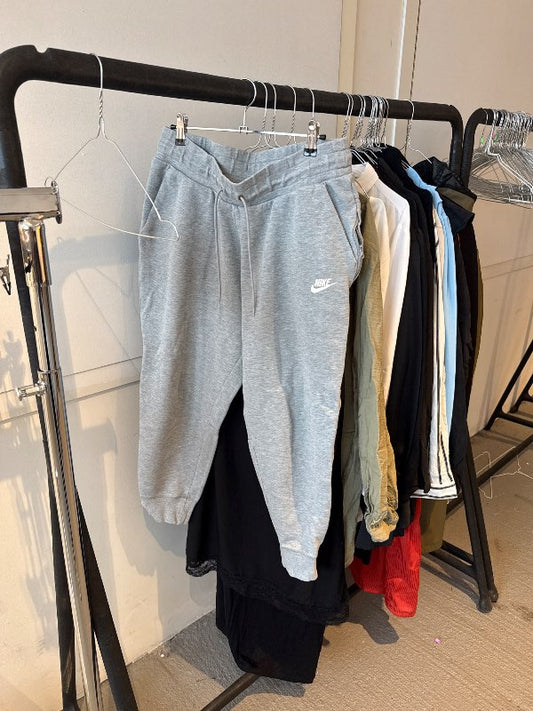 Nike buxur gráar ath blett