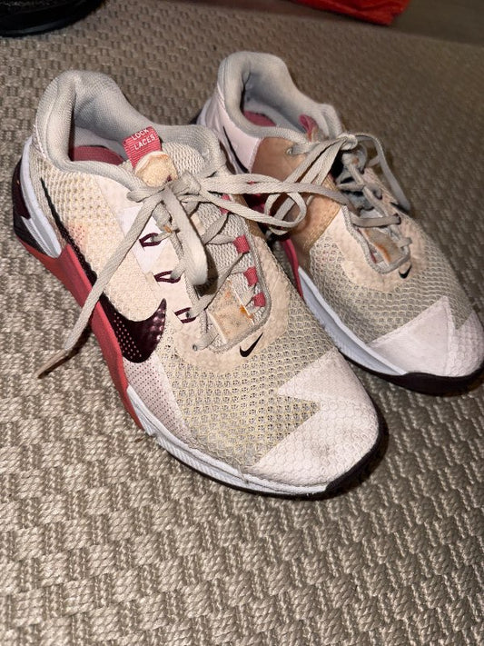 Ljós bleikir metcon skór