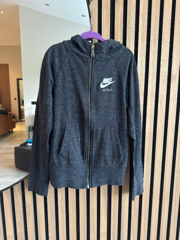 Nike peysa grá