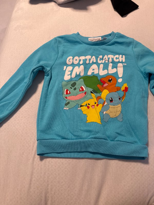Pokemon peysa ljosbla