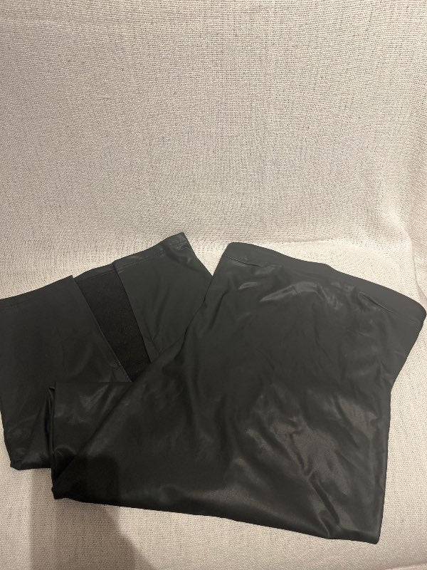 Svartur leðurkjóll frá júnik